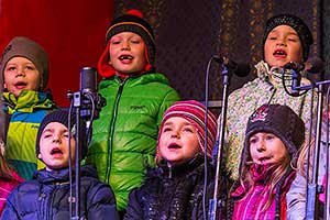 Společné zpívání u vánočního stromu, 3. adventní neděle 13.12.2015, foto: Lubor Mrázek (26/28)