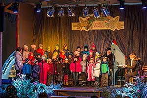 Společné zpívání u vánočního stromu, 3. adventní neděle 11.12.2016, foto: Lubor Mrázek (20/44)