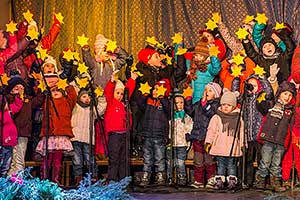 Společné zpívání u vánočního stromu, 3. adventní neděle 11.12.2016, foto: Lubor Mrázek (29/44)