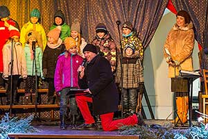Společné zpívání u vánočního stromu, 3. adventní neděle 11.12.2016, foto: Lubor Mrázek (34/44)
