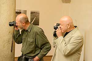 1. května 2004, 17.00 hodin - Vernisáž výstavy České křižovatky na cestě do Evropy, Galerie DOXA, foto: Lubor Mrázek (38/59)