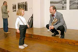 1. května 2004, 17.00 hodin - Vernisáž výstavy České křižovatky na cestě do Evropy, Galerie DOXA, foto: Lubor Mrázek (42/59)