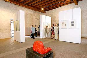 Vernisáž výstavy 12. ročníku Mezinárodní galerie keramické tvorby, 1.5.2005, foto: Lubor Mrázek (10/24)