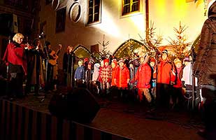 3. adventní neděle - Společné zpívání u vánočního stromu, Advent a Vánoce v Českém Krumlově 2010, foto: Lubor Mrázek (1/8)