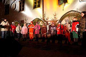 3. adventní neděle - Společné zpívání u vánočního stromu, Advent a Vánoce v Českém Krumlově 2010, foto: Lubor Mrázek (3/8)