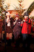 3. adventní neděle - Společné zpívání u vánočního stromu, Advent a Vánoce v Českém Krumlově 2010, foto: Lubor Mrázek (4/8)