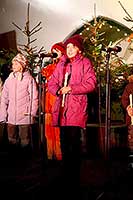 3. adventní neděle - Společné zpívání u vánočního stromu, Advent a Vánoce v Českém Krumlově 2010, foto: Lubor Mrázek (5/8)