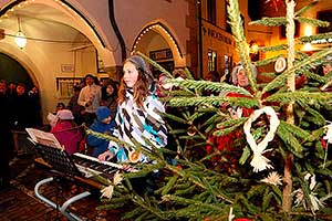 3. adventní neděle - Společné zpívání u vánočního stromu, Advent a Vánoce v Českém Krumlově 2010, foto: Lubor Mrázek (7/8)