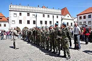 Připomínka výročí ukončení 2. světové války a slavnostní nástup Modrých baretů, náměstí Svornosti Český Krumlov, 7. května 2011, foto: Lubor Mrázek (1/20)