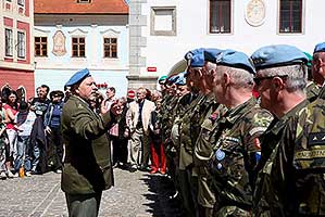 Připomínka výročí ukončení 2. světové války a slavnostní nástup Modrých baretů, náměstí Svornosti Český Krumlov, 7. května 2011, foto: Lubor Mrázek (2/20)