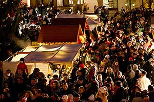 Hudebně poetické otevření adventu spojené s rozsvícením vánočního stromu, náměstí Svornosti Český Krumlov, 27.11.2011, foto: Lubor Mrázek (18/24)