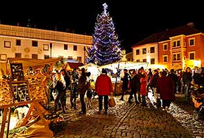 Hudebně poetické otevření adventu spojené s rozsvícením vánočního stromu, náměstí Svornosti Český Krumlov, 27.11.2011, foto: Lubor Mrázek (24/24)