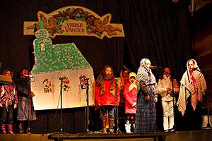 4. adventní neděle - společné zpívání u vánočního stromu, Český Krumlov 18.12.2011, foto: Lubor Mrázek (15/28)