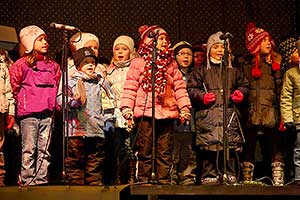 4. adventní neděle - společné zpívání u vánočního stromu, Český Krumlov 18.12.2011, foto: Lubor Mrázek (19/28)