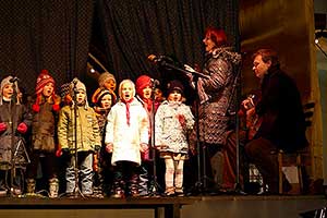4. adventní neděle - společné zpívání u vánočního stromu, Český Krumlov 18.12.2011, foto: Lubor Mrázek (20/28)