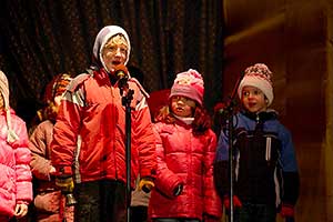 4. adventní neděle - společné zpívání u vánočního stromu, Český Krumlov 18.12.2011, foto: Lubor Mrázek (22/28)
