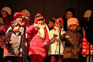 4. adventní neděle - společné zpívání u vánočního stromu, Český Krumlov 18.12.2011, foto: Lubor Mrázek (23/28)