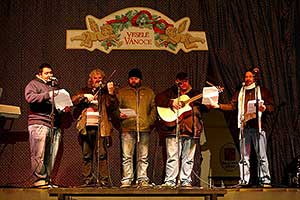 4. adventní neděle - společné zpívání u vánočního stromu, Český Krumlov 18.12.2011, foto: Lubor Mrázek (25/28)