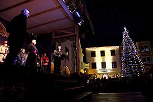 1. adventní neděle - hudebně poetické otevření adventu a rozsvícení vánočního stromu, 1.12.2013, foto: Lubor Mrázek (10/16)