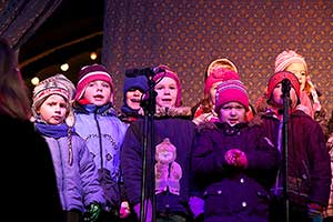 3. adventní neděle - společné zpívání u vánočního stromu, 15.12.2013, foto: Lubor Mrázek (7/28)