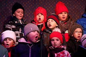 3. adventní neděle - společné zpívání u vánočního stromu, 15.12.2013, foto: Lubor Mrázek (14/28)