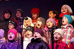 3. adventní neděle - společné zpívání u vánočního stromu, 15.12.2013, foto: Lubor Mrázek (21/28)
