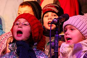 3. adventní neděle - společné zpívání u vánočního stromu, 15.12.2013, foto: Lubor Mrázek (23/28)