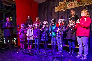 Společné zpívání u vánočního stromu, 3. adventní neděle 13.12.2015, foto: Lubor Mrázek (6/28)