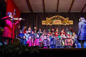 Společné zpívání u vánočního stromu, 3. adventní neděle 13.12.2015, foto: Lubor Mrázek (9/28)