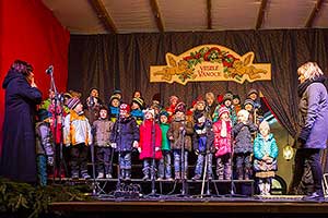 Společné zpívání u vánočního stromu, 3. adventní neděle 13.12.2015, foto: Lubor Mrázek (12/28)