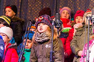 Společné zpívání u vánočního stromu, 3. adventní neděle 13.12.2015, foto: Lubor Mrázek (13/28)