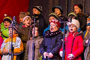 Společné zpívání u vánočního stromu, 3. adventní neděle 13.12.2015, foto: Lubor Mrázek (15/28)