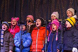 Společné zpívání u vánočního stromu, 3. adventní neděle 13.12.2015, foto: Lubor Mrázek (17/28)