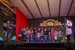 Společné zpívání u vánočního stromu, 3. adventní neděle 13.12.2015, foto: Lubor Mrázek (20/28)