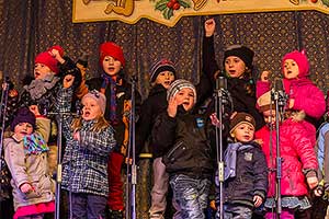 Společné zpívání u vánočního stromu, 3. adventní neděle 13.12.2015, foto: Lubor Mrázek (22/28)