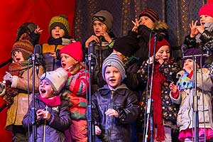 Společné zpívání u vánočního stromu, 3. adventní neděle 13.12.2015, foto: Lubor Mrázek (23/28)