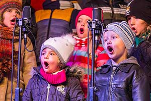 Společné zpívání u vánočního stromu, 3. adventní neděle 13.12.2015, foto: Lubor Mrázek (24/28)