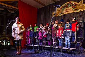 Společné zpívání u vánočního stromu, 3. adventní neděle 13.12.2015, foto: Lubor Mrázek (28/28)