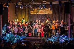Společné zpívání u vánočního stromu, 3. adventní neděle 11.12.2016, foto: Lubor Mrázek (10/44)