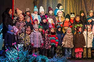 Společné zpívání u vánočního stromu, 3. adventní neděle 11.12.2016, foto: Lubor Mrázek (11/44)