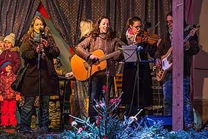 Společné zpívání u vánočního stromu, 3. adventní neděle 11.12.2016, foto: Lubor Mrázek (12/44)