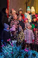 Společné zpívání u vánočního stromu, 3. adventní neděle 11.12.2016, foto: Lubor Mrázek (13/44)