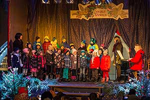Společné zpívání u vánočního stromu, 3. adventní neděle 11.12.2016, foto: Lubor Mrázek (16/44)
