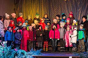 Společné zpívání u vánočního stromu, 3. adventní neděle 11.12.2016, foto: Lubor Mrázek (19/44)