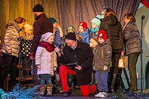 Společné zpívání u vánočního stromu, 3. adventní neděle 11.12.2016, foto: Lubor Mrázek (21/44)