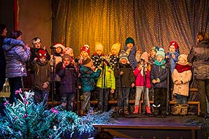 Společné zpívání u vánočního stromu, 3. adventní neděle 11.12.2016, foto: Lubor Mrázek (23/44)