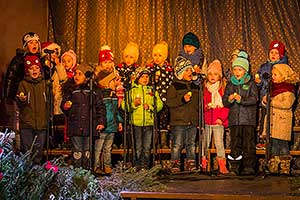 Společné zpívání u vánočního stromu, 3. adventní neděle 11.12.2016, foto: Lubor Mrázek (24/44)