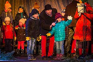 Společné zpívání u vánočního stromu, 3. adventní neděle 11.12.2016, foto: Lubor Mrázek (25/44)