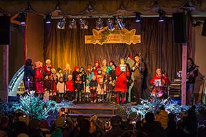 Společné zpívání u vánočního stromu, 3. adventní neděle 11.12.2016, foto: Lubor Mrázek (26/44)