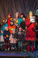 Společné zpívání u vánočního stromu, 3. adventní neděle 11.12.2016, foto: Lubor Mrázek (27/44)